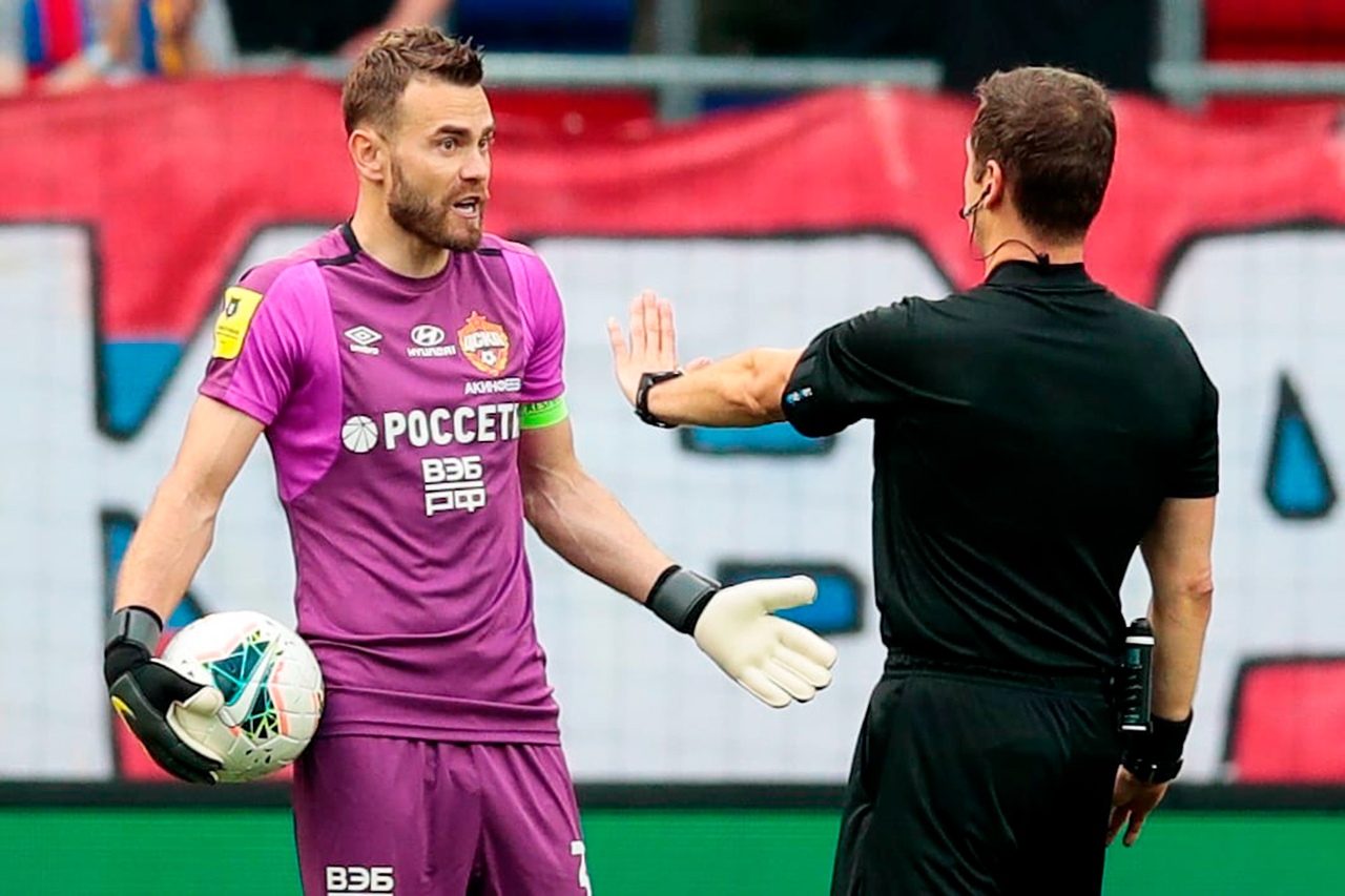 ЦСКА - Рубин, 1:1. Игрорь Акинфеев и арбитр Алексей Матюнин