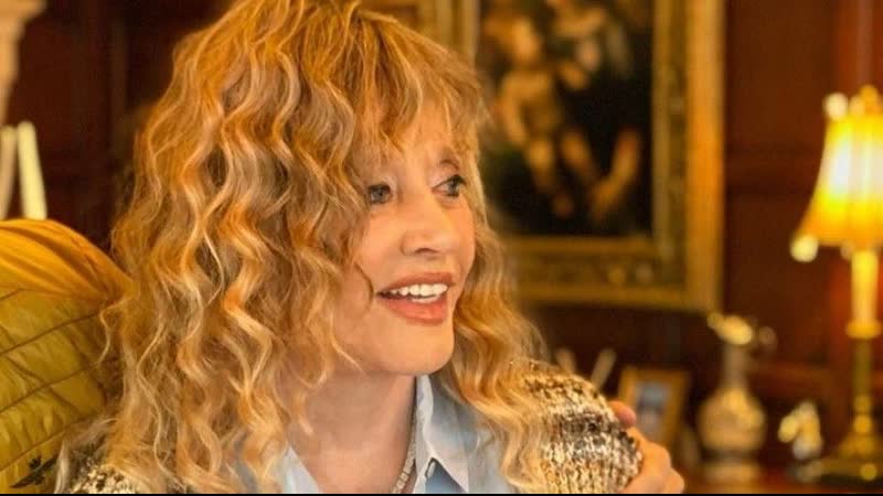 Певица пугачева. Пугачева в 49 лет. Пугачева без парика. Пугачева грустная. Настоящая фамилия аллы пугачевой.