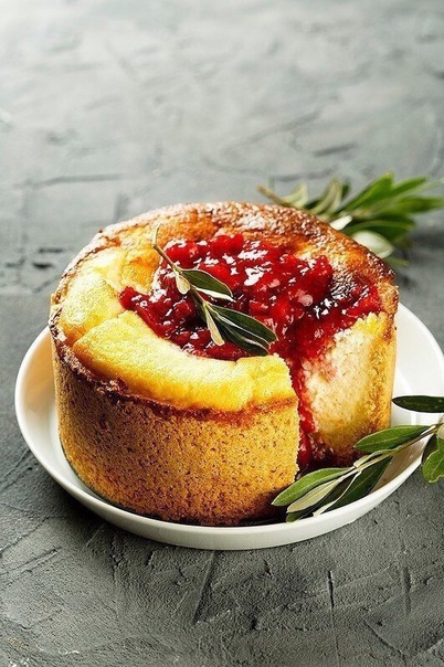 3 САМЫХ ВКУСНЫХ РЕЦЕПТА ТВОРОЖНЫХ ПИРОГОВ Они божественно вкусные1. Творожный пирог с клубничным конфитюромИнгредиенты: Для теста:Мука 150 гСахар 60 г Сливочное масло 60 гЯйцо 1 шт.Разрыхлитель