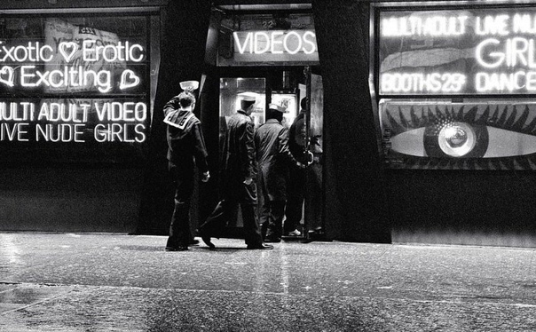 Нью-Йорк 1980-х в объективе таксиста, ставшего фотографом Мэтт Вебер начал работать водителем такси в Нью-Йорке в 1978 году и быстро понял, что ему нужна фотокамера. Он был свидетелем драк и