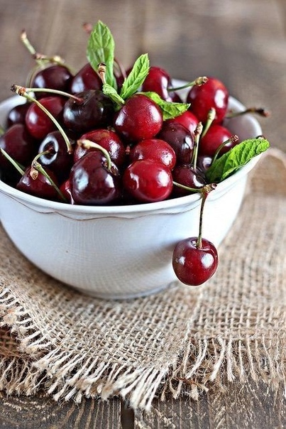 Черешня много есть. Вишня. Вишня ягода. Сорт черешни бархатная. Черешня много есть.